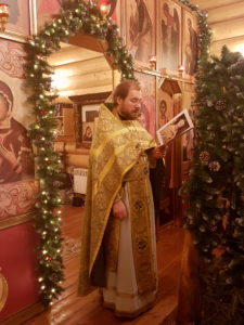 Отец Георгий зачитывает праздничное поздравление от Патриарха.