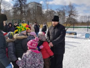 Команда детей вместе с батюшкой против взрослых.