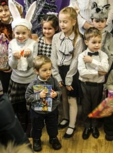 Артисты с подарками.